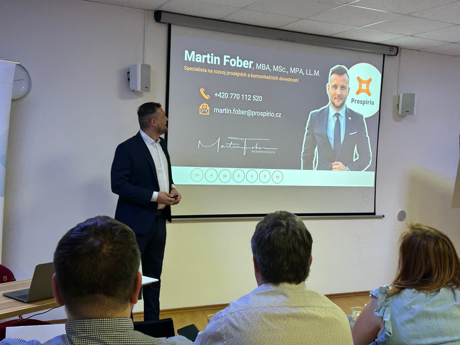 Martin Fober přednáší účastníkům školení u své prezentace